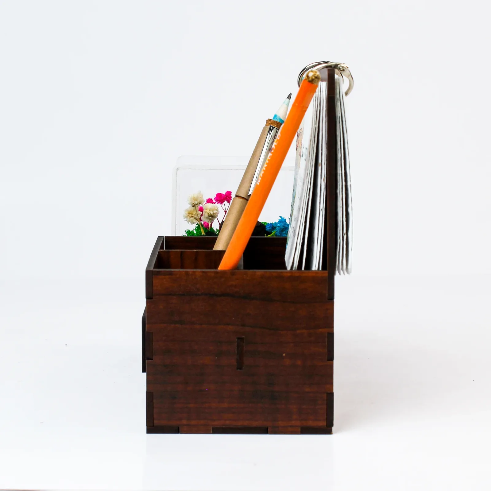 Side view of the Terra organiser showing its pen holder and ring-bound calendar cards